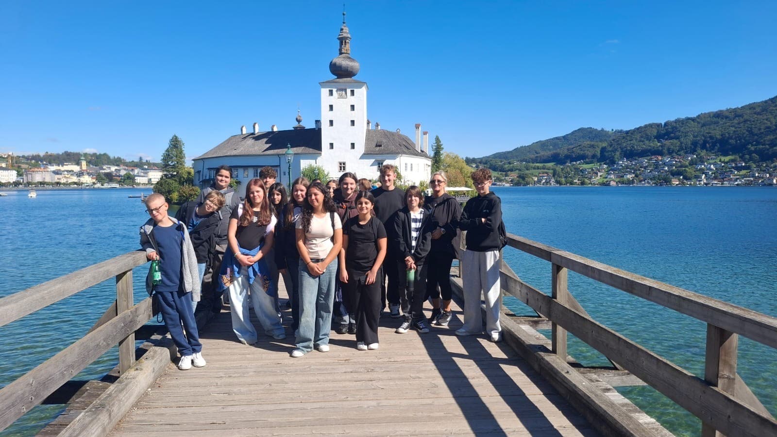 Schloss Ort im Hintergrund
